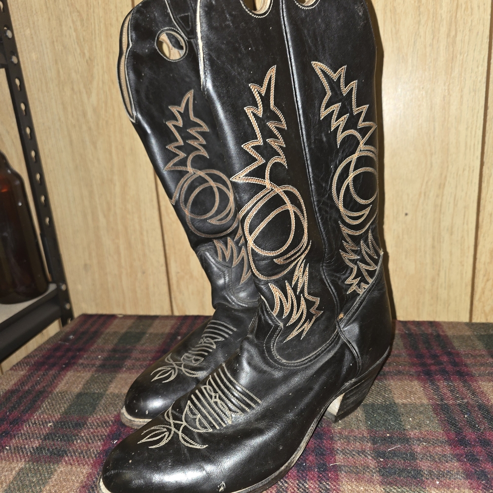 Stylish Black Embroidered Men's Cowboy  Boots